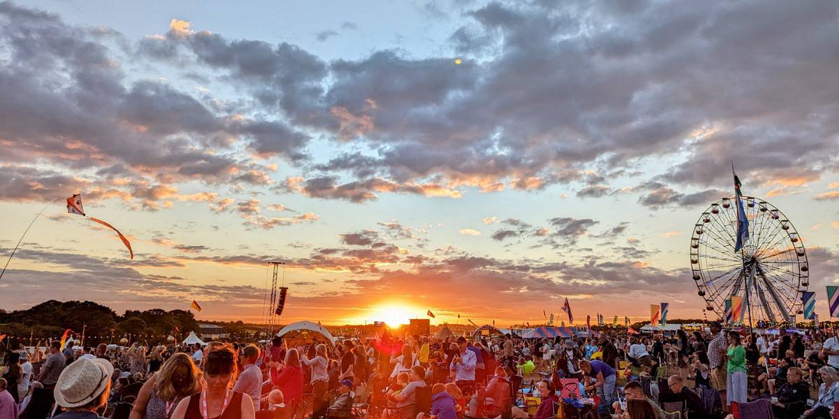 sunset, ferris wheel, cars, people